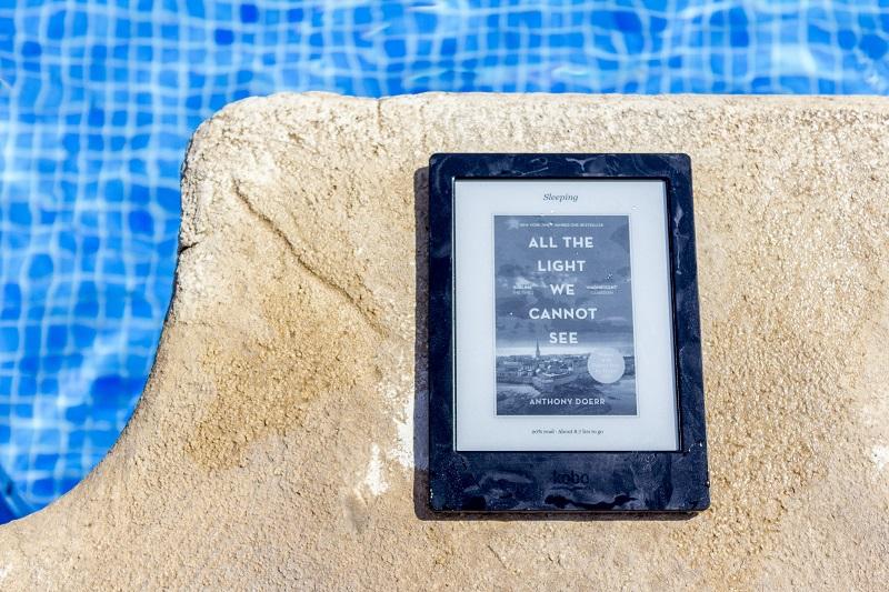 A Great Travel Companion: A Review of the Kobo Aura H2O eReader